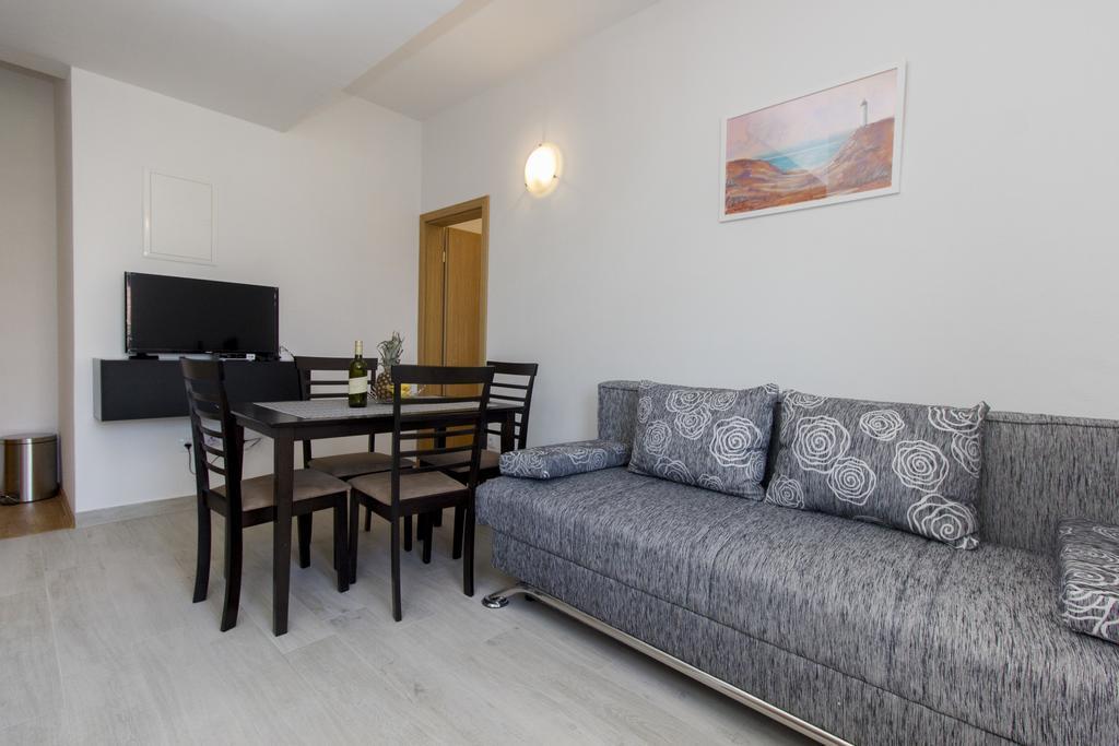 Apartments Zoran Pirovac Eksteriør billede