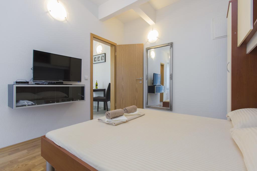 Apartments Zoran Pirovac Eksteriør billede